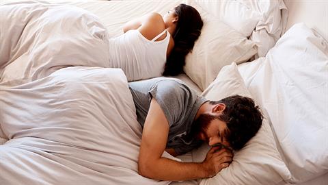 Ξεχωριστά υπνοδωμάτια: πως το «sleep divorce» μπορεί να βελτιώσει τον γάμο