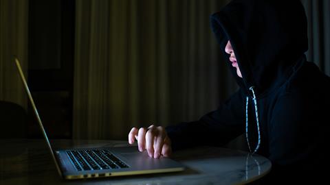 17χρονος κοινοποίησε γυμνές φωτογραφίες συμμαθητριών του, που είχε δημιουργήσει με ΑΙ