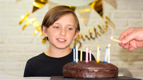 Ο 11χρονος γιος μου θέλει να καλέσει όλη την τάξη του στο πάρτυ του, εκτός από 1 παιδάκι