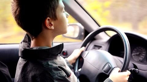 8χρονος οδηγούσε αυτοκίνητο - έπεσε σε γκαραζόπορτα μετά από καταδίωξη της αστυνομίας