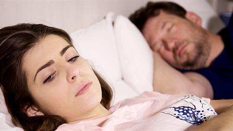 «Αν μ’ αγαπάς ακόμα, γιατί δεν με κοιτάς όπως τότε;»