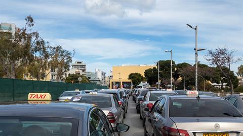 Ηράκλειο: ταξιτζής κατέβασε μητέρα με 3 παιδιά για να πάρει τουρίστες!