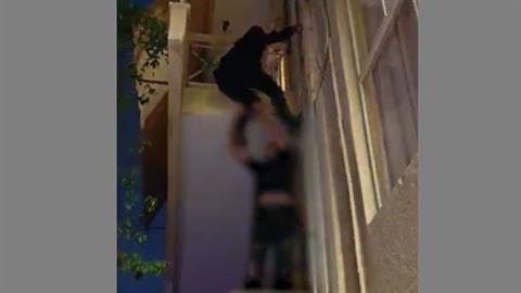 Καμίνια: «είμαι κλειδωμένος, δεν είναι κανείς εδώ» φώναζε με λυγμούς ο 5χρονος που τον έσωσαν αστυνομικοί