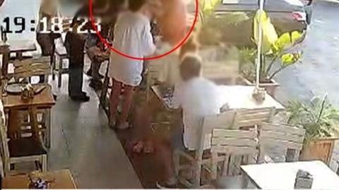 Κρήτη: σερβιτόρος έσωσε πελάτισσα που πνιγόταν από το φαγητό!