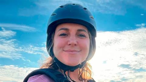 Μαμά σκοτώθηκε μπροστά στα μάτια του γιου της - έπεσε από 88 μέτρα βγάζοντας selfie