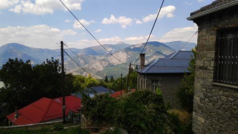 Χωριό στα Ιωάννινα προσφέρει σπίτι και δουλειά σε οικογένειες για να μην ερημώσει!