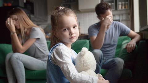 Πειράζει αν τα παιδιά μείνουν με τη νέα μου σύντροφο αμέσως μετά το διαζύγιο; 