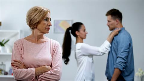 Θέλω να ηρεμήσουμε σαν οικογένεια, αλλά η πεθερά μου μας διαλύει