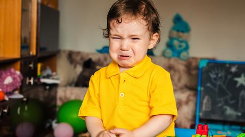 «Ο γιος μου κλαίει κάθε πρωί στο σχολείο, αλλά η ευθύνη είναι δική μου, όχι δική του»