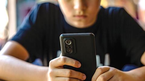 Κατάχρηση οθονών: 7 στα 10 παιδιά θα έχουν μυωπία ως το 2050