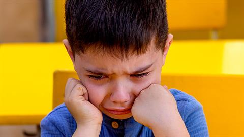 Ο γιος μου ξεκινάει την Α΄ Δημοτικού και έχει πολύ άγχος. Πώς να τον καθησυχάσω;