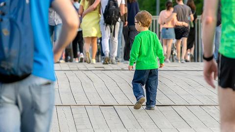 7χρονο το έσκασε από το ολοήμερο και περιπλανιόταν ολομόναχο στον δρόμο!