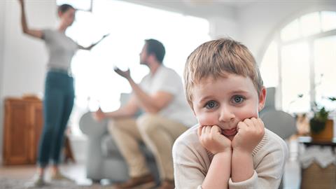 Το παιδί μας αντιλαμβάνεται ότι δεν αγαπιόμαστε πια. Να του πούμε την αλήθεια;
