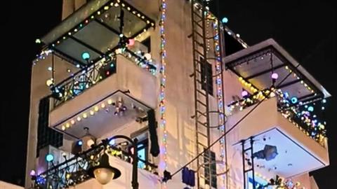 Συκιές: στόλισαν πολυκατοικία με χριστουγεννιάτικα λαμπάκια από τον Σεπτέμβρη!