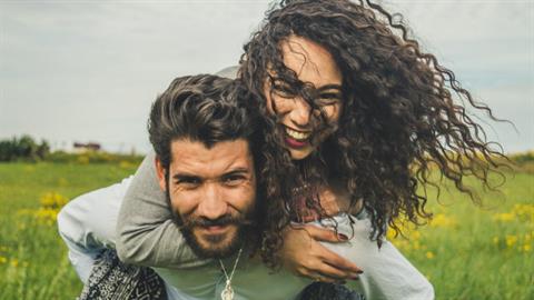 Τι είναι η μαγική αναλογία 5 προς 1 που κάνει τα ζευγάρια ευτυχισμένα;