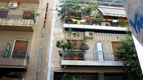 Eurostat: οι Έλληνες φεύγουν μετά τα 30 από το πατρικό τους