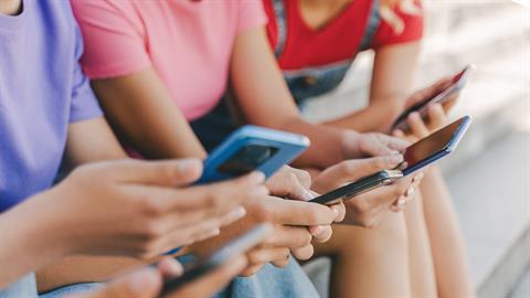 Κ. Μητσοτάκης: «εξετάζουμε την απαγόρευση των social media σε παιδιά κάτω των 16 ετών»