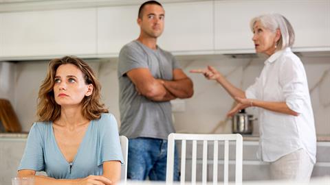 Η πεθερά μου παρεμβαίνει στη ζωή μας και ο άντρας μου παίρνει το μέρος της. Τι να κάνω;