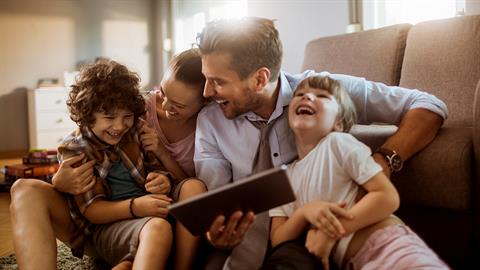 Τι είναι η «οικογένεια του σαλονιού» στην οποία κάθε μοντέρνος γονιός θα πρέπει να στοχεύει; 