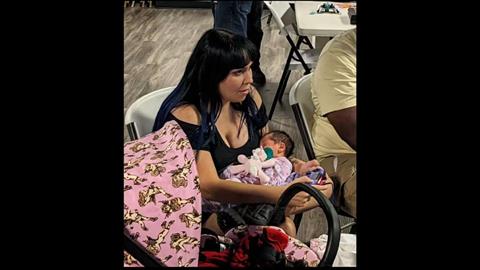 Μαμά κέρδισε σε τουρνουά βιντεοπαιχνιδιού, κρατώντας το 5 ημερών μωρό της στην αγκαλιά της!