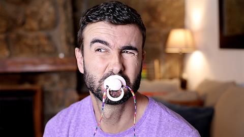 Πιπίλα ενηλίκων: η νέα μόδα για όσους... αγχώνονται!