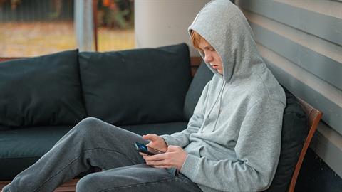 Νιώθω ότι απομακρυνόμαστε με τον έφηβο γιο μου — πώς μπορώ να ξαναχτίσω τη σύνδεσή μας;