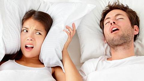 10 τρόποι για να κάνετε τον μπαμπά να σταματήσει να ροχαλίζει