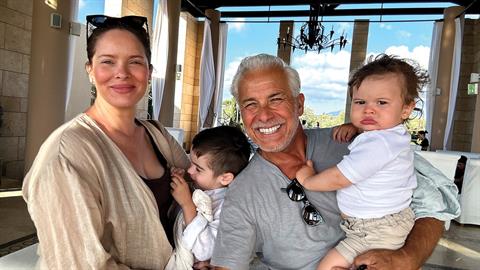 Α. Μπραντ - Χ. Χριστόπουλος: Θέλουμε να βγούμε στις γειτονιές και να φωνάξουμε «κάντε πολλά παιδιά»!