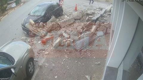 Κατέρρευσε ολόκληρο μπαλκόνι στο Λαύριο - γυναίκα σώθηκε από θαύμα!