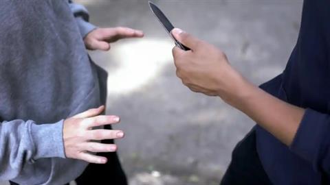 13χρονοι καβγάδισαν και έβγαλαν μαχαίρι στο σχολείο - κατέληξαν στο νοσοκομείο