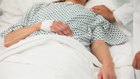 Ακραία κακοποίηση εγκύου από τον σύζυγό της: ήταν τρυπημένη σε όλο το πρόσωπο με πιρούνι