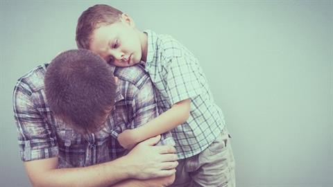 «Ο μπαμπάς που δεν αγκαλιάζει»: γιατί κάποιοι άνδρες αδυνατούν να δείξουν στοργή