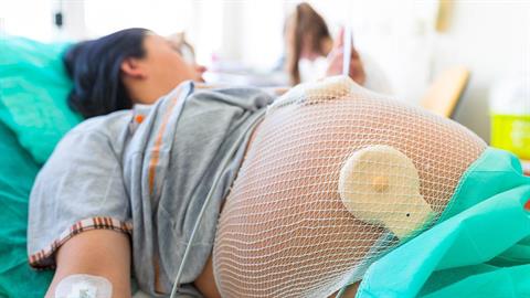 «H καισαρική είναι η μόνη επέμβαση που η μαμά αναμένεται να σταθεί όρθια 6 ώρες μετά»