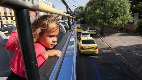 Πόσο ασφαλή νιώθουν τα παιδιά μας στην πόλη; Η καθημερινότητα μέσα από τα μάτια μιας μαμάς