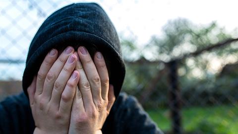 Αγόρια στην εφηβεία: πώς θα καταλάβεις ότι ο γιος σου χρειάζεται βοήθεια