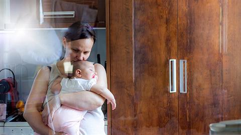 «Όταν μια γυναίκα ασχολείται με οικιακά, σχεδόν πάντοτε το λέει χαμηλόφωνα...»