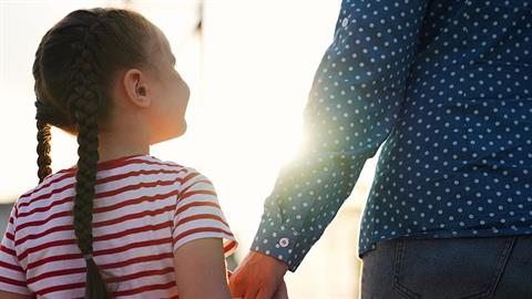 «O ρόλος του γονιού δεν είναι να δείχνει τον δρόμο στο παιδί»