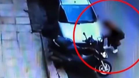 Γυναίκα στο Παγκράτι σκάει... λάστιχα αυτοκινήτων - την αναζητά η ΕΛ.ΑΣ.