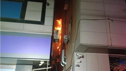 Πήγε να σκοτώσει κατσαρίδα και έβαλε φωτιά στην πολυκατοικία - νεκρή μια γειτόνισσα 