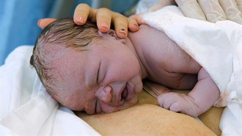 Χαλκίδα: βιαστικό μωράκι γεννήθηκε ακριβώς έξω από το νοσοκομείο! 