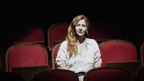 Τζωρτζίνα Χρυσκιώτη: «οι Περιπέτειες της Αλίκης στην Χώρα των Θαυμάτων δεν είναι απλώς ένα φανταστικό μέρος, είναι ένας καθρέφτης του κόσμου μας»