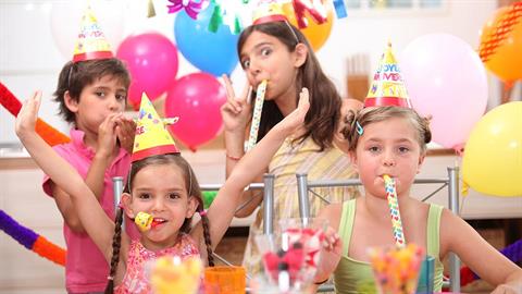 Η 9χρονη κόρη μου θέλει να καλέσει όλη την τάξη στο πάρτι της, εκτός από 1 μόνο παιδί. Είναι αυτό σωστό;