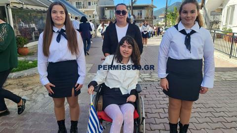 Θεσπιές: η μικρή Αλεξία παρέλασε για 1η φορά μετά τον τραυματισμό της από σφαίρα!