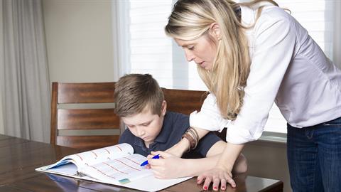 Μ. Μοντεσσόρι: «μην βοηθάς ένα παιδί σε μια εργασία όταν μπορεί να τα καταφέρει μόνο του»