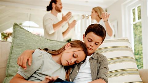 Διαχείριση συγκρούσεων: τι επιτρέπεται και τι όχι όταν τσακώνεστε μπροστά στα παιδιά