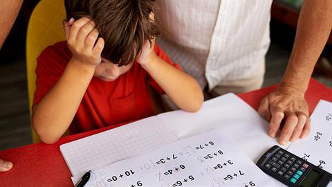 Δυσπραξία, δυσαριθμησία, δυσγραφία: οι μαθησιακές δυσκολίες που συχνά μένουν αδιάγνωστες