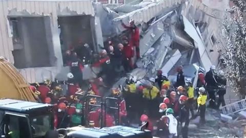 Κωνσταντινούπολη: 2 αδελφάκια ανασύρθηκαν νεκρά από τα συντρίμμια κτιρίου που κατέρρευσε!