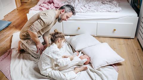 Γονεοποίηση: όταν τα μεγαλύτερα αδέρφια αναλαμβάνουν βάρη γονιού