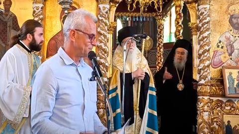 Μητροπολίτης «μάλωσε» διευθυντή σχολείου για την αμφίεσή του στην εκκλησία