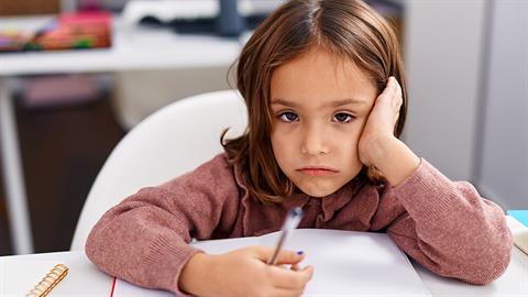 «Βαριέμαι να διαβάσω»: 5 στρατηγικές για να στρωθεί στο διάβασμα χωρίς φωνές και φασαρίες